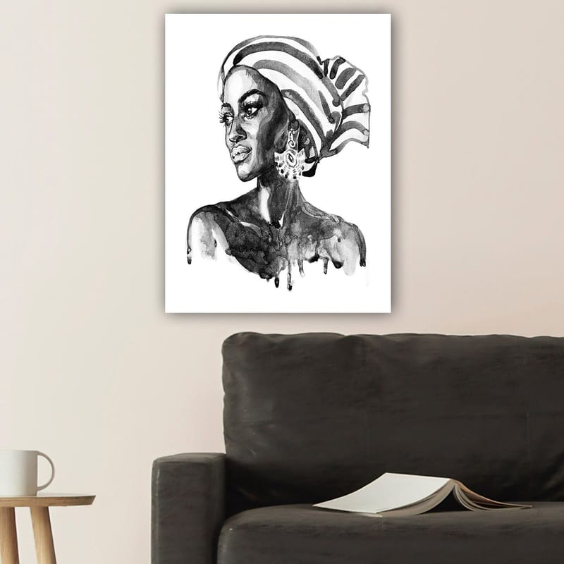 Canvastavla 70x100 cm - Porträtt av en kvinna med ett mönstrat huvudduk och eleganta smycken - Svart / Vitt - Inredning - Tavlor & konst - Canvastavlor