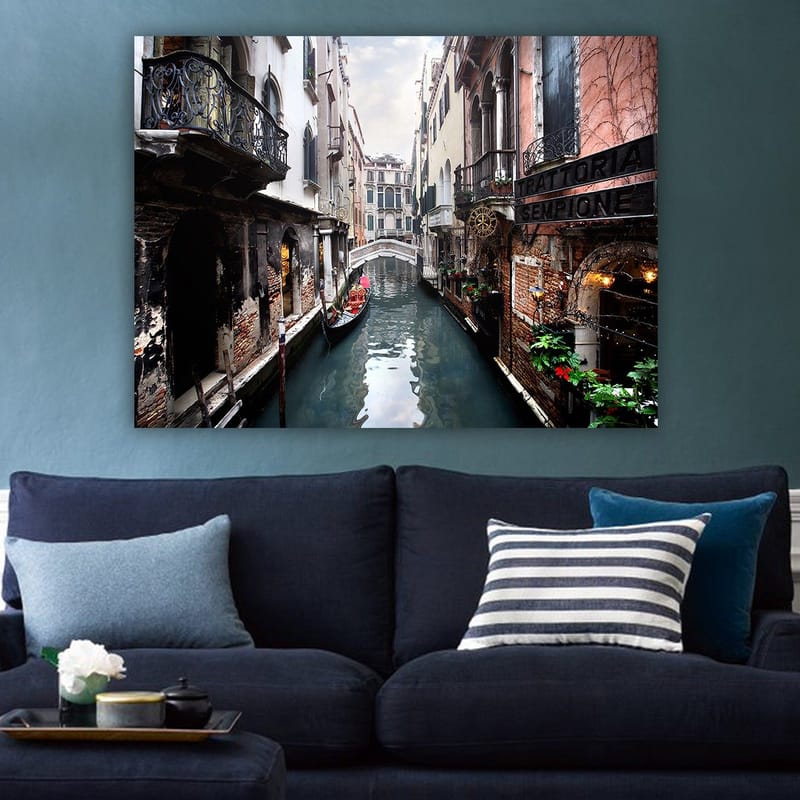 Canvastavla 70x100 cm - Pittoresk kanal i Venedig med gondoler och historiska byggnader - Mörkblå / Tegelröd / Grön - Inredning - Tavlor & konst - Canvastavlor