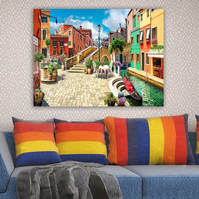 Canvastavla 70x100 cm - Pittoresk kanal med färgglada hus och blomsterdekorationer i en charmig italiensk stadsmiljö - Röd / Grön / Gul - Inredning - Tavlor & konst - Canvastavlor