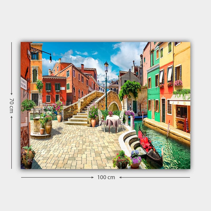Canvastavla 70x100 cm - Pittoresk kanal med färgglada hus och blomsterdekorationer i en charmig italiensk stadsmiljö - Röd / Grön / Gul - Inredning - Tavlor & konst - Canvastavlor