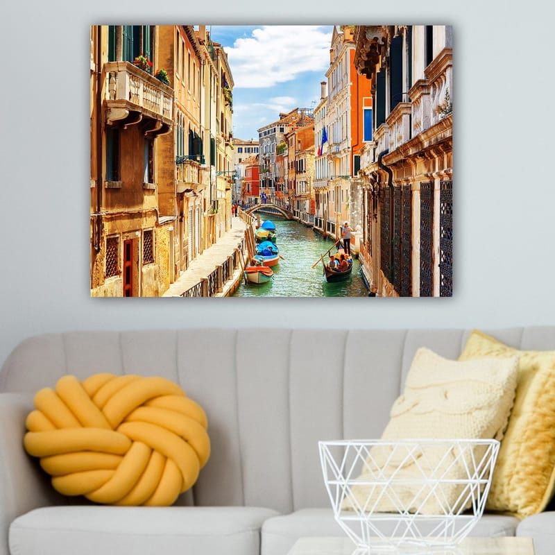 Canvastavla 70x100 cm - Pittoresk kanal i Venedig med färgglada byggnader och båtar - Terrakotta / Blå / Grön - Inredning - Tavlor & konst - Canvastavlor