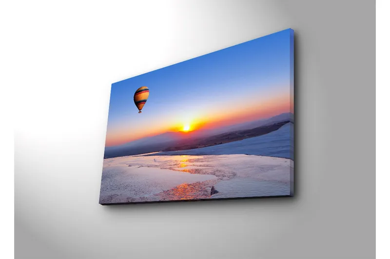 Canvastavla 70x45 cm - Färgglad luftballong som svävar över en soluppgång vid horisonten - Blå / Orange / Gul - Inredning - Tavlor & konst - Canvastavlor