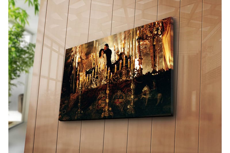 Canvastavla 70x45 cm - Romantisk scen med ett par i en storslagen miljö omgiven av ljus och dekorationer - Guld / Svart / Beige - Inredning - Tavlor & konst - Canvastavlor