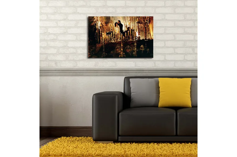 Canvastavla 70x45 cm - Romantisk scen med ett par i en storslagen miljö omgiven av ljus och dekorationer - Guld / Svart / Beige - Inredning - Tavlor & konst - Canvastavlor