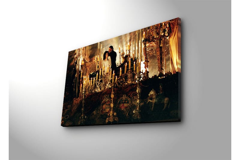 Canvastavla 70x45 cm - Romantisk scen med ett par i en storslagen miljö omgiven av ljus och dekorationer - Guld / Svart / Beige - Inredning - Tavlor & konst - Canvastavlor