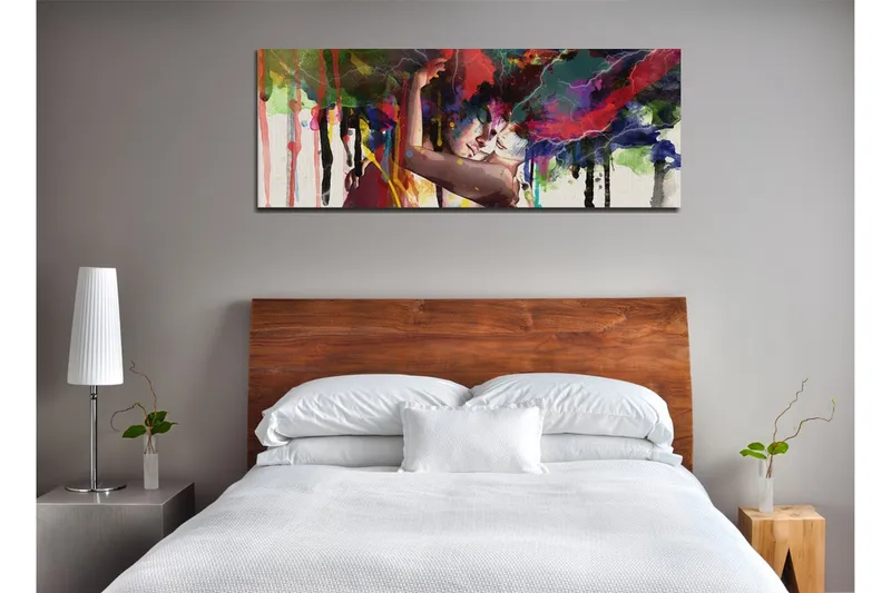 Canvastavla 80x30 cm - Passionerad omfamning med färgglada explosioner av färg runtomkring - Röd / Grön / Blå - Inredning - Tavlor & konst - Canvastavlor