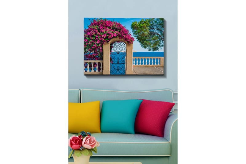 Canvastavla - Blomstrande bougainvillea vid en smidesgrind med havsutsikt - Rosa / Blå / Grön - Inredning - Tavlor & konst - Canvastavlor