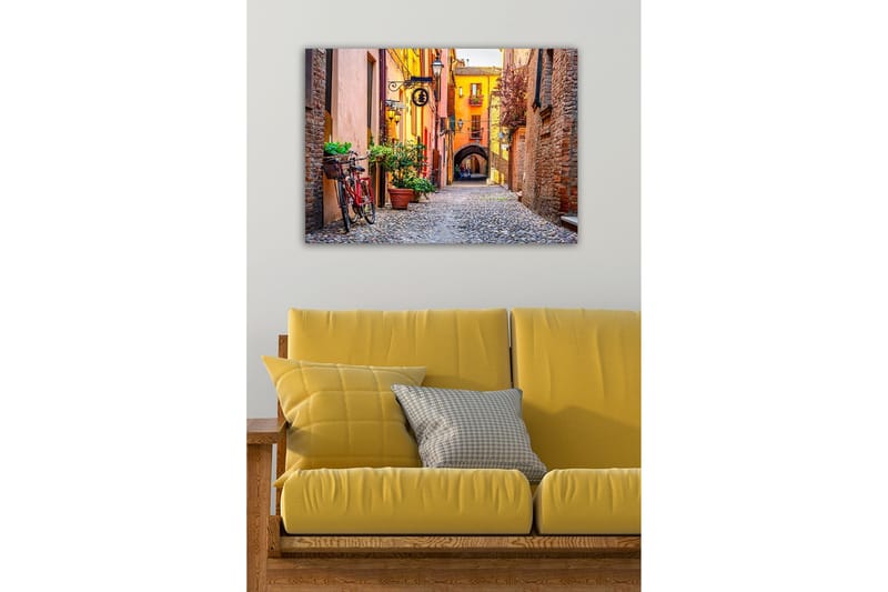 Canvastavla - Charmig gata med cykel och färgglada byggnader - Orange / Grön / Röd - Inredning - Tavlor & konst - Canvastavlor