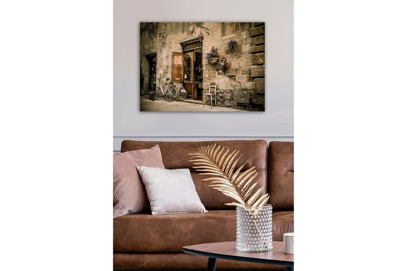 Canvastavla - Charmig gatumiljö med en cykel och en öppen dörr till en butik - Beige / Brunt / Grönt - Inredning - Tavlor & konst - Canvastavlor