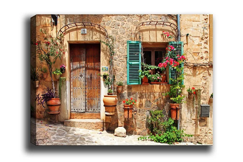 Canvastavla - Charmig husfasad med blommor och gröna fönsterluckor - Terrakotta / Grön / Beige - Inredning - Tavlor & konst - Canvastavlor