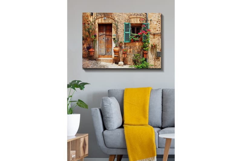 Canvastavla - Charmig husfasad med blommor och gröna fönsterluckor - Terrakotta / Grön / Beige - Inredning - Tavlor & konst - Canvastavlor