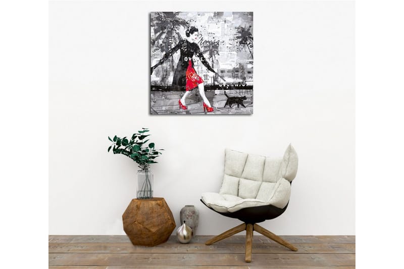 Canvastavla - Elegant kvinna i röd klänning med svart katt i en urban miljö - Röd / Svart / Grå - Inredning - Tavlor & konst - Canvastavlor