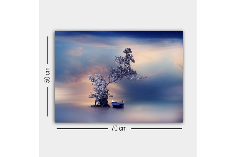 Canvastavla - Ensam båt vid en mystisk trädkonstellation i en spegelblanka vattenyta - Blå / Grå / Vit - Inredning - Tavlor & konst - Canvastavlor