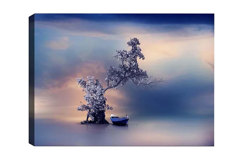 Canvastavla - Ensam båt vid en mystisk trädkonstellation i en spegelblanka vattenyta, Blå / Grå / Vit