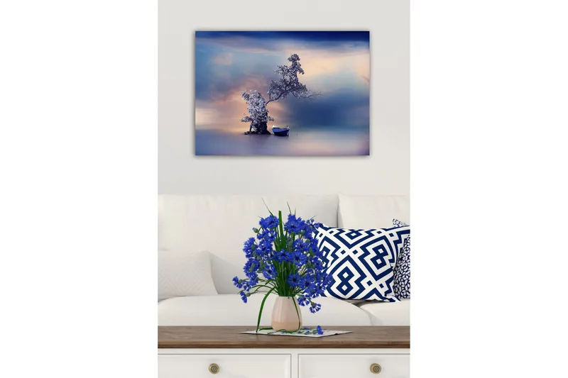 Canvastavla - Ensam båt vid en mystisk trädkonstellation i en spegelblanka vattenyta - Blå / Grå / Vit - Inredning - Tavlor & konst - Canvastavlor