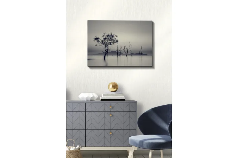 Canvastavla - Ensamstående träd i dimmig vattenlandskap - Svart / Grå / Vit - Inredning - Tavlor & konst - Canvastavlor