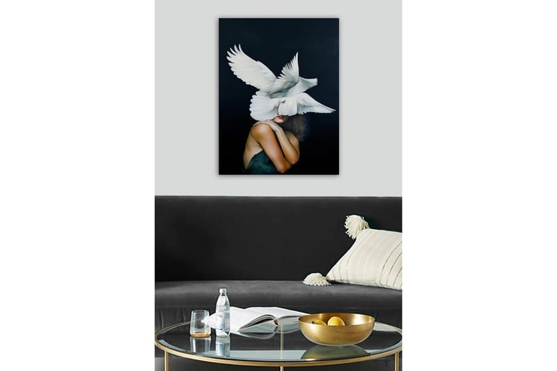 Canvastavla - Fåglar som svävar över en kvinna med en naken axel - Vit / Svart / Hudfärg - Inredning - Tavlor & konst - Canvastavlor