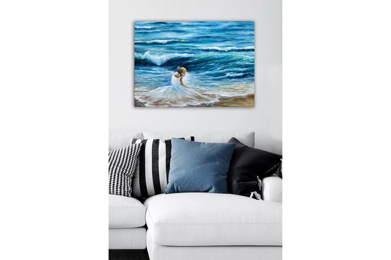 Canvastavla - Flicka i vit klänning som leker vid havet - Blå / Vit / Beige - Inredning - Tavlor & konst - Canvastavlor
