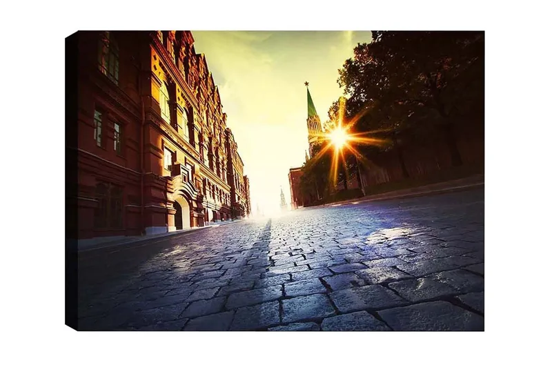 Canvastavla - Gatumiljö med historisk arkitektur och solnedgångens strålar, Röd / Gul / Blå