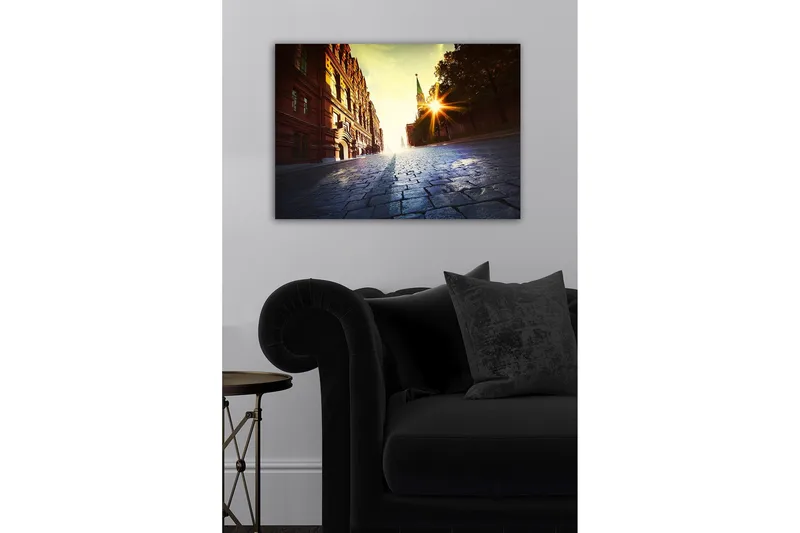 Canvastavla - Gatumiljö med historisk arkitektur och solnedgångens strålar - Röd / Gul / Blå - Inredning - Tavlor & konst - Canvastavlor