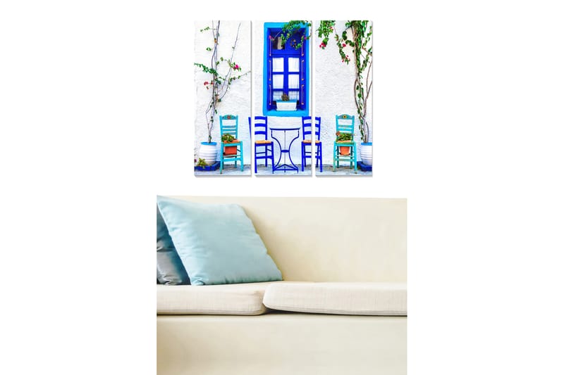 Canvastavla i trä 3-delar 50x70 cm - Blå stolar och bord i en solig utemiljö - Blå / Vit / Grön - Inredning - Tavlor & konst - Canvastavlor