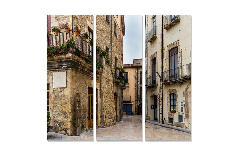 Canvastavla i trä 3-delar 50x70 cm - Charmig gata med historiska byggnader och blomsterprydda balkonger, Grå / Beige / Grön