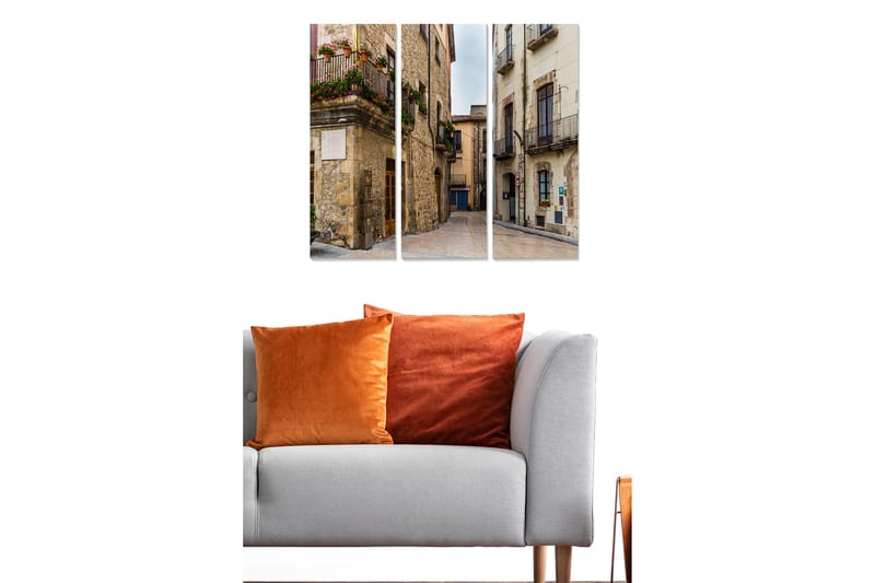 Canvastavla i trä 3-delar 50x70 cm - Charmig gata med historiska byggnader och blomsterprydda balkonger - Grå / Beige / Grön - Inredning - Tavlor & konst - Canvastavlor