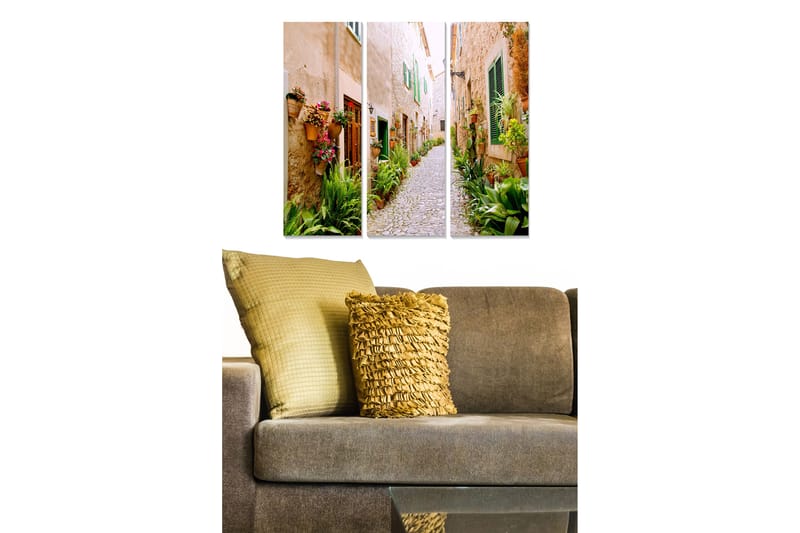 Canvastavla i trä 3-delar 50x70 cm - Charmig gränd med blomsterdekorationer och gröna växter - Beige / Grön / Röd - Inredning - Tavlor & konst - Canvastavlor