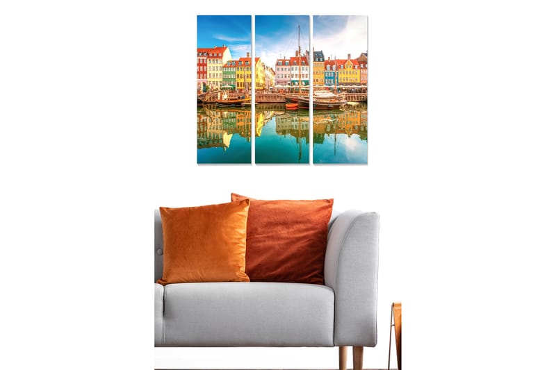 Canvastavla i trä 3-delar 50x70 cm - Färgglad hamn med traditionella hus och båtar - Blå / Gul / Röd - Inredning - Tavlor & konst - Canvastavlor