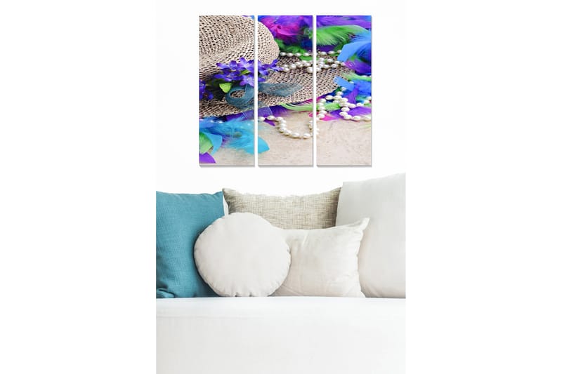 Canvastavla i trä 3-delar 50x70 cm - Färgglad samling av fjädrar, blommor och pärlor med en solhatt i fokus, Lila / Grön / Blå