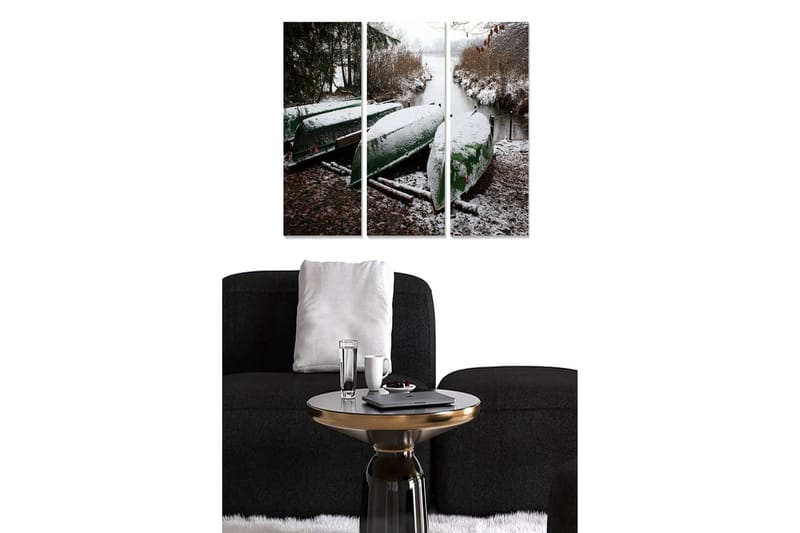 Canvastavla i trä 3-delar 50x70 cm - Grönmålade båtar täckta av snö vid en stilla vattendrag, Grön / Vit / Brun