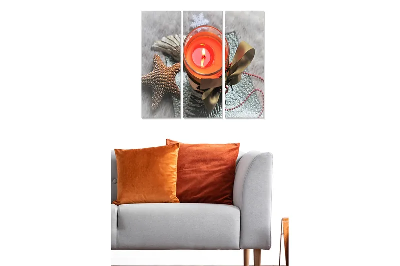 Canvastavla i trä 3-delar 50x70 cm - Ljuslykta med en varm orange ton omgiven av juldekorationer - Orange / Brun / Grön - Inredning - Tavlor & konst - Canvastavlor