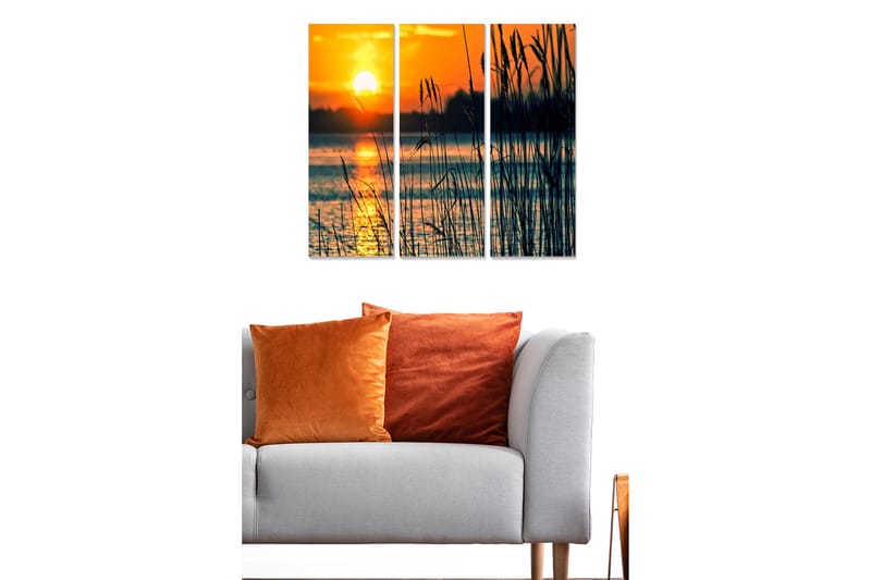 Canvastavla i trä 3-delar 50x70 cm - Solnedgång över en spegelblanka sjö med gräs i förgrunden - Orange / Mörkblå / Guld - Inredning - Tavlor & konst - Canvastavlor
