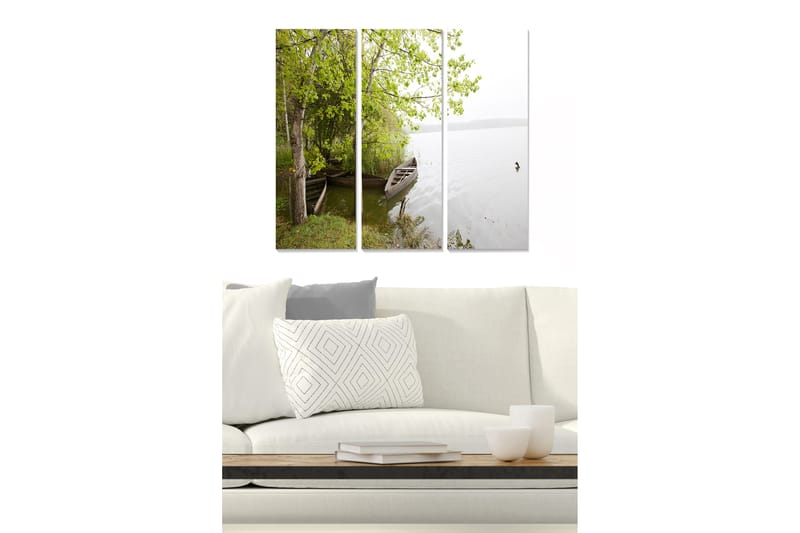 Canvastavla i trä 3-delar 50x70 cm - Stillhet vid sjön med båtar och grönskande träd, Grön / Brun / Grå