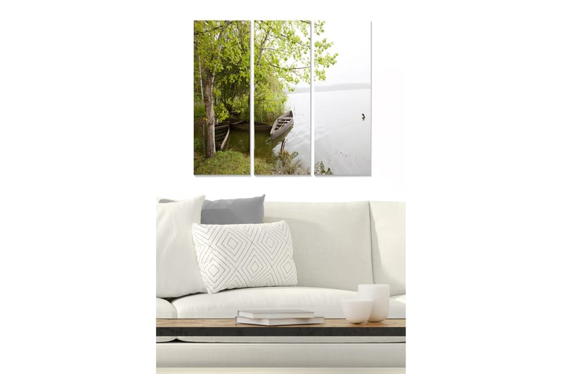 Canvastavla i trä 3-delar 50x70 cm - Stillhet vid sjön med båtar och grönskande träd, Grön / Brun / Grå