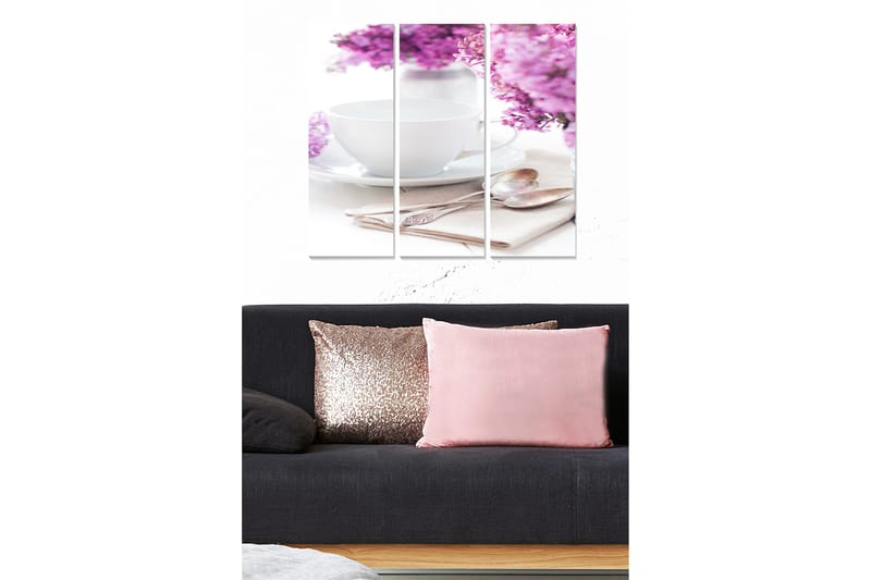 Canvastavla i trä 3-delar 50x70 cm - Vacker bukett av lila blommor med en vit kopp och skedar i fokus, Lila / Vit
