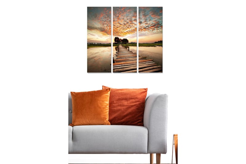 Canvastavla i trä 3-delar 50x70 cm - Vacker solnedgång över en träbro som sträcker sig över stilla vatten - Orange / Blå / Grön - Inredning - Tavlor & konst - Canvastavlor
