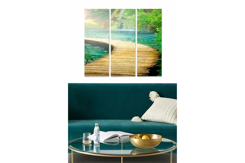 Canvastavla i trä 3-delar 50x70 cm - Vacker träbro som svänger över klart vatten omgiven av grönskande natur, Grön / Blå / Brun