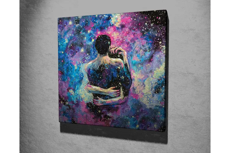 Canvastavla - Intimt par som omfamnar varandra i en stjärnklar galax - Blå / Lila / Svart - Inredning - Tavlor & konst - Canvastavlor