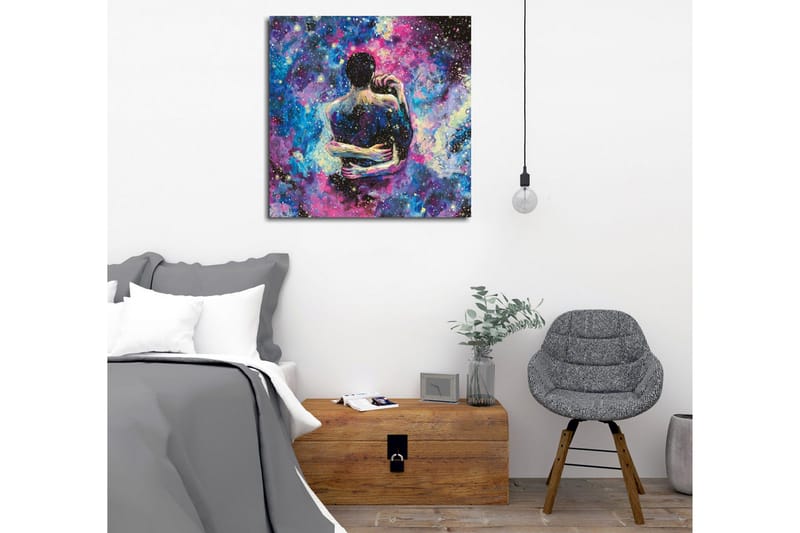 Canvastavla - Intimt par som omfamnar varandra i en stjärnklar galax - Blå / Lila / Svart - Inredning - Tavlor & konst - Canvastavlor