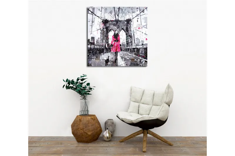 Canvastavla - Kvinna i rosa kappa som promenerar med en katt på en bro - Rosa / Svart / Grå - Inredning - Tavlor & konst - Canvastavlor