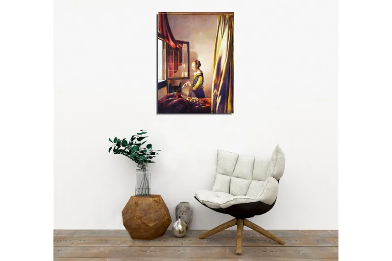 Canvastavla - Kvinna vid fönstret i ett inbjudande rum - Gult / Rödbrunt / Beige - Inredning - Tavlor & konst - Canvastavlor