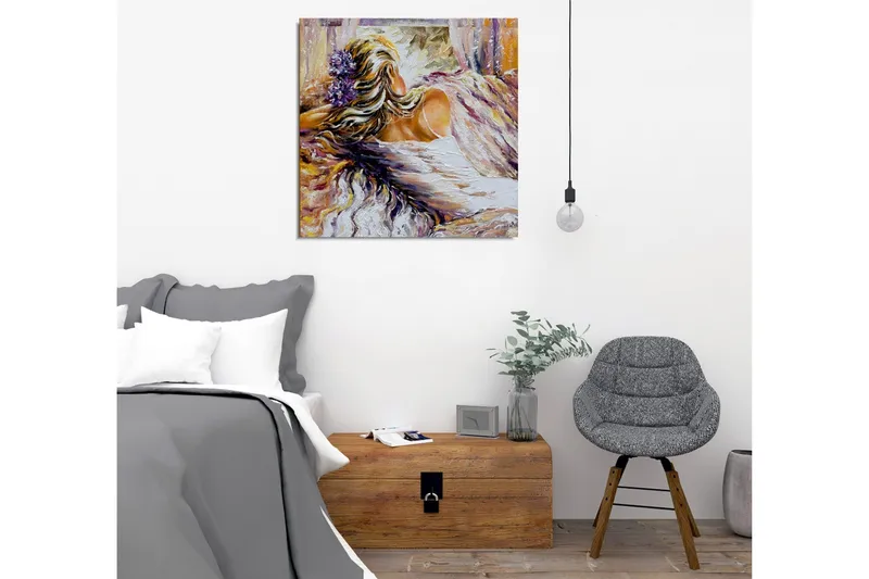 Canvastavla - Kvinnlig figur med blommor i håret som vilar i en mjuk omgivning - Lila / Beige / Vit - Inredning - Tavlor & konst - Canvastavlor