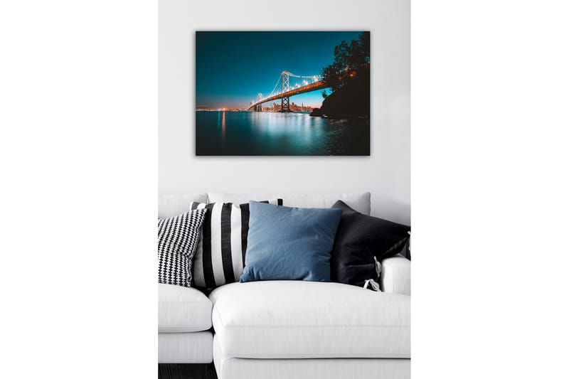 Canvastavla - Ljusbelyst bro över en stilla vattenyta med stadssilhuett i bakgrunden - Blå / Orange / Svart - Inredning - Tavlor & konst - Canvastavlor