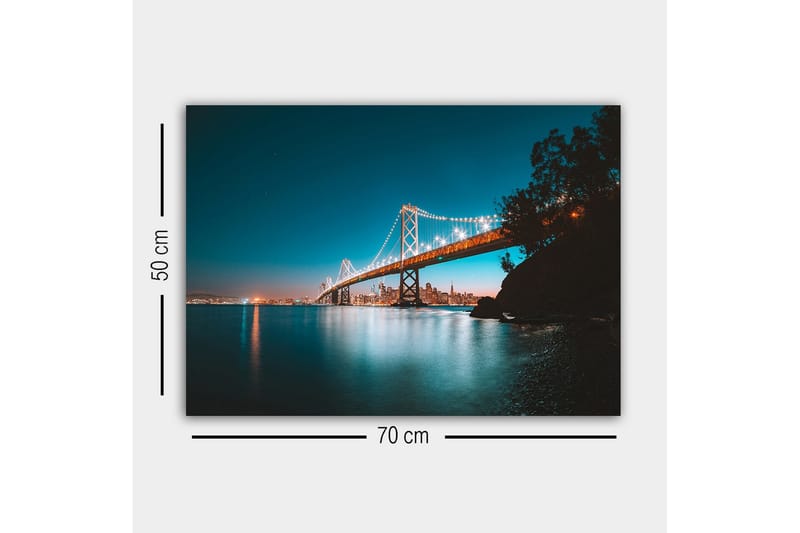 Canvastavla - Ljusbelyst bro över en stilla vattenyta med stadssilhuett i bakgrunden - Blå / Orange / Svart - Inredning - Tavlor & konst - Canvastavlor