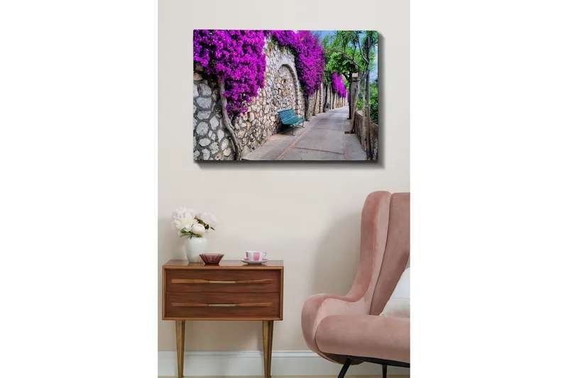 Canvastavla - Lummig gångväg omgiven av blommande bougainvillea - Lila / Grå / Grön - Inredning - Tavlor & konst - Canvastavlor