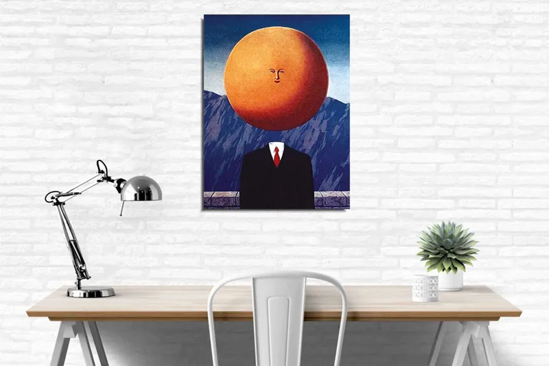 Canvastavla - Människa med ett solformat huvud i en surrealistisk landskapsscen - Orange / Mörkblå / Svart - Inredning - Tavlor & konst - Canvastavlor