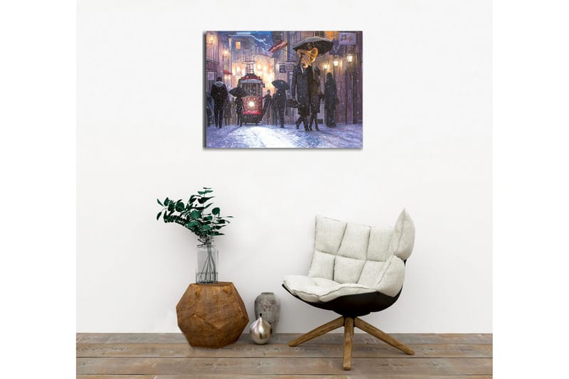 Canvastavla - Mörk stadsscen med en gammaldags spårvagn och människor med paraplyer i snöfall - Mörkblå / Röd / Grå - Inredning - Tavlor & konst - Canvastavlor