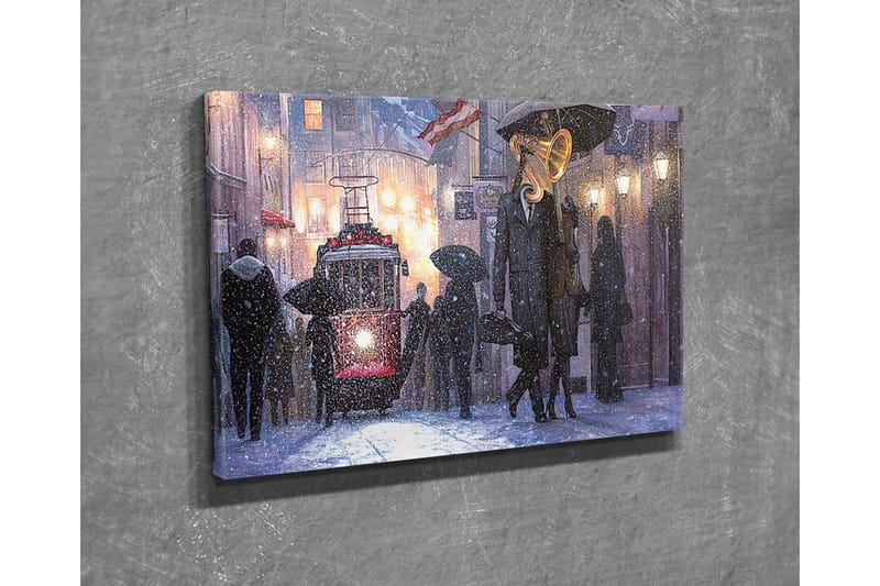 Canvastavla - Mörk stadsscen med en gammaldags spårvagn och människor med paraplyer i snöfall - Mörkblå / Röd / Grå - Inredning - Tavlor & konst - Canvastavlor