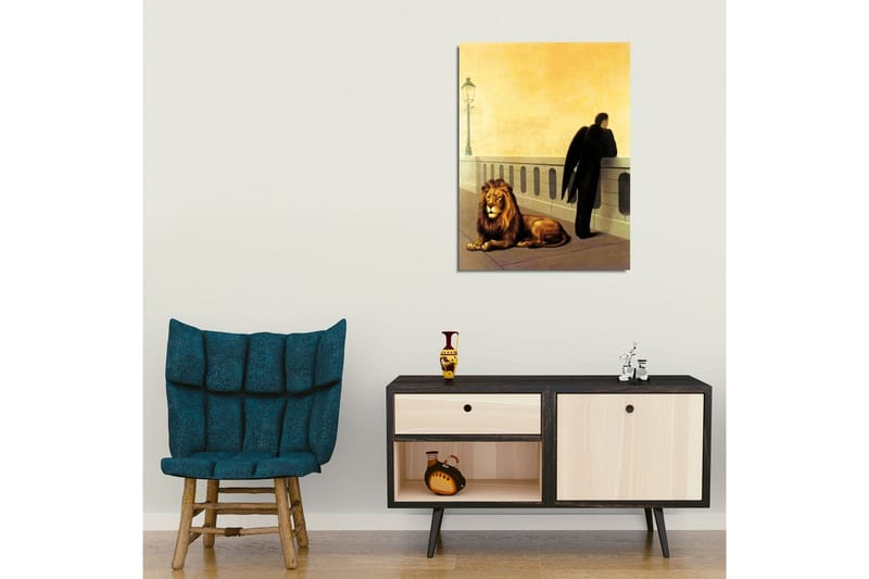 Canvastavla - Mörkklädd man med vingar som står vid en räcke, med en lejon som ligger ned bredvid honom - Guld / Svart / Brun - Inredning - Tavlor & konst - Canvastavlor